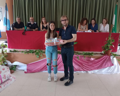 Entrega de premios III Concurso Literario Laura Luelmo. Foto 2.(Facebook IES Vazquez Díaz)